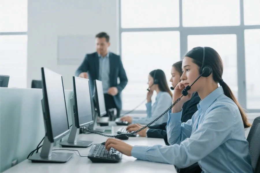 专业客服团队正在为客户解决问题,办公室环境整洁,员工专注于电脑屏幕和电话沟通